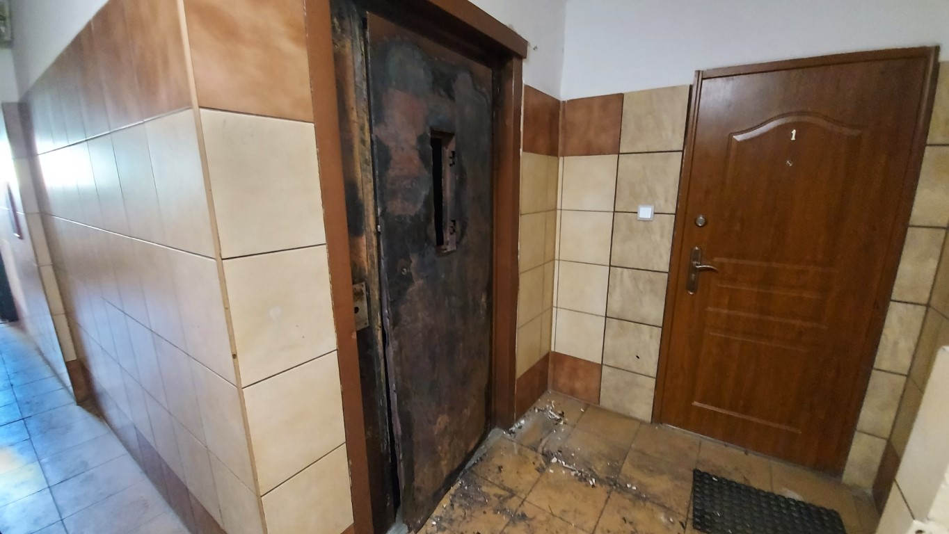 Śledztwo ws. śmierci mężczyzny, który spalił się w windzie w suwalskim wieżowcu