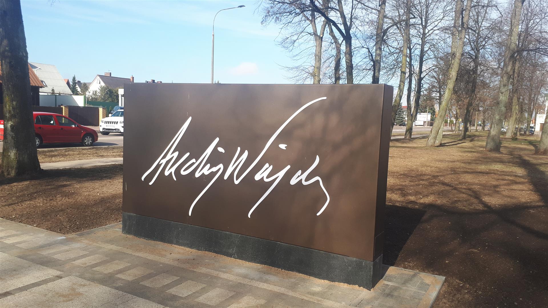 Pochodzący z Suwałk malarz i grafik Marek Sobczak zarzuca miastu, że ukradło jego pomysł na upamiętnienie Andrzeja Wajdy