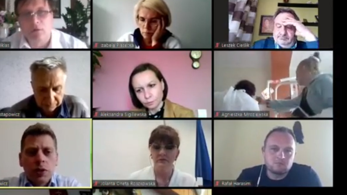 Czym zajmuje się augustowska radna podczas posiedzenia komisji?