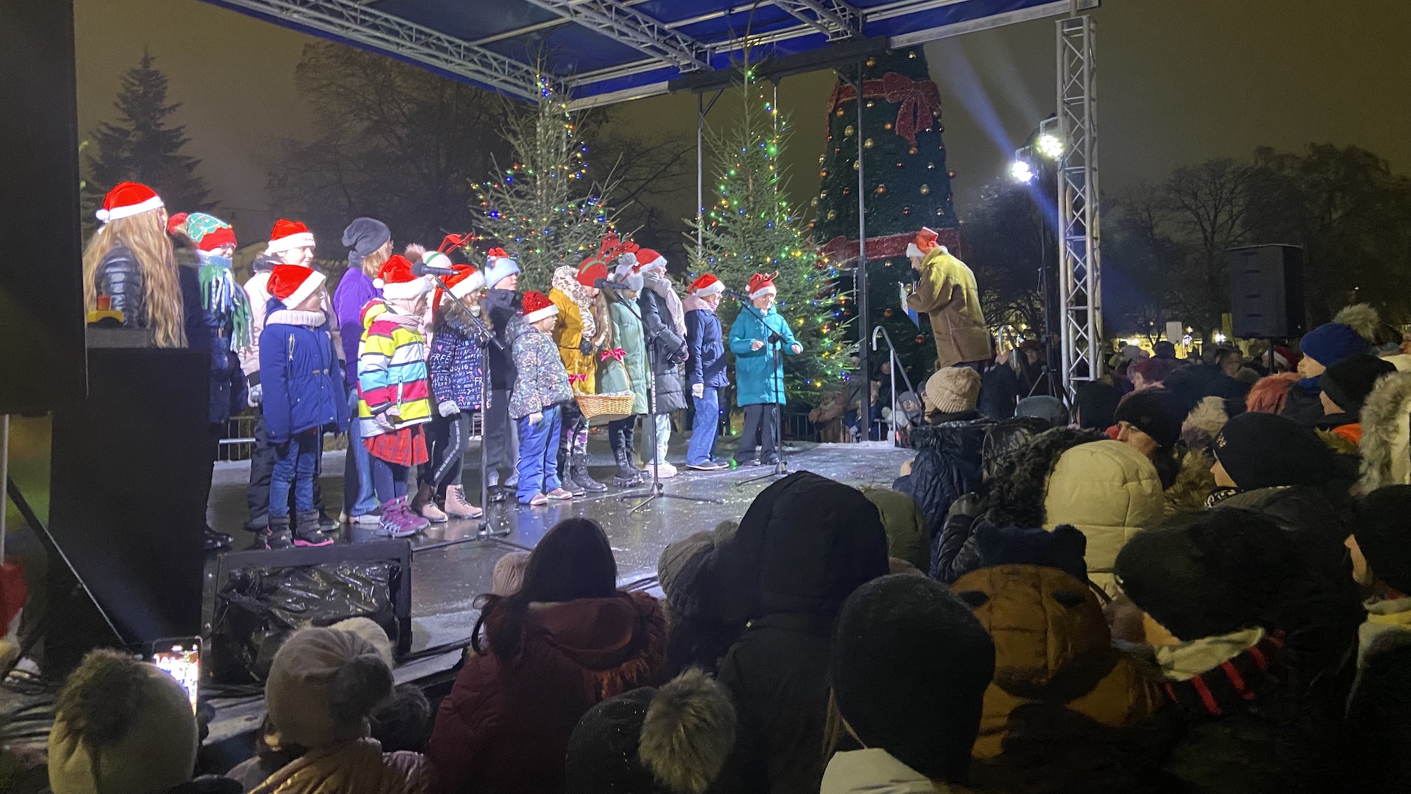 W Suwałkach zapalono miejską choinkę