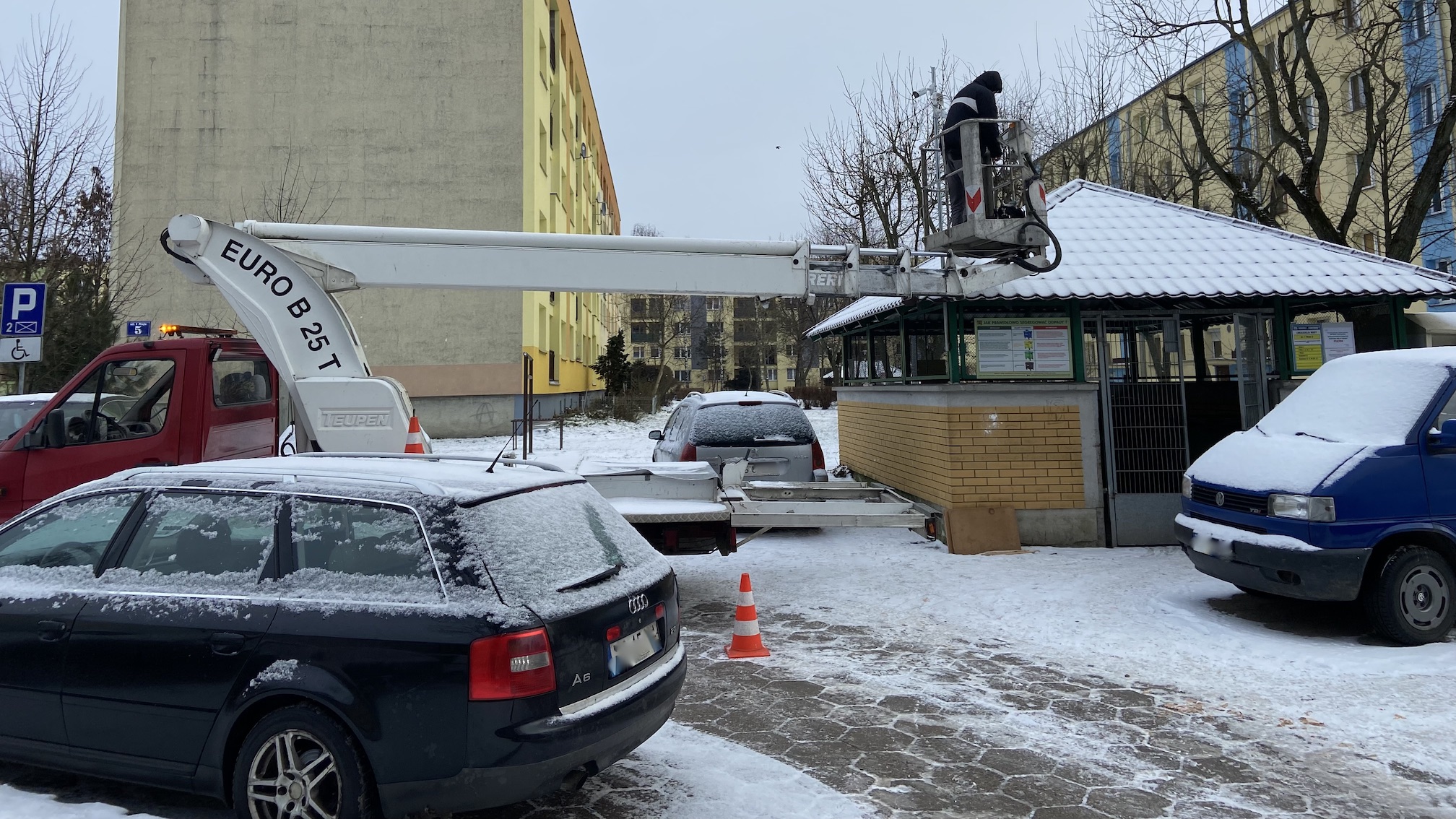 Czy kamery przy wiatach śmietnikowych zachęcają do segregacji?