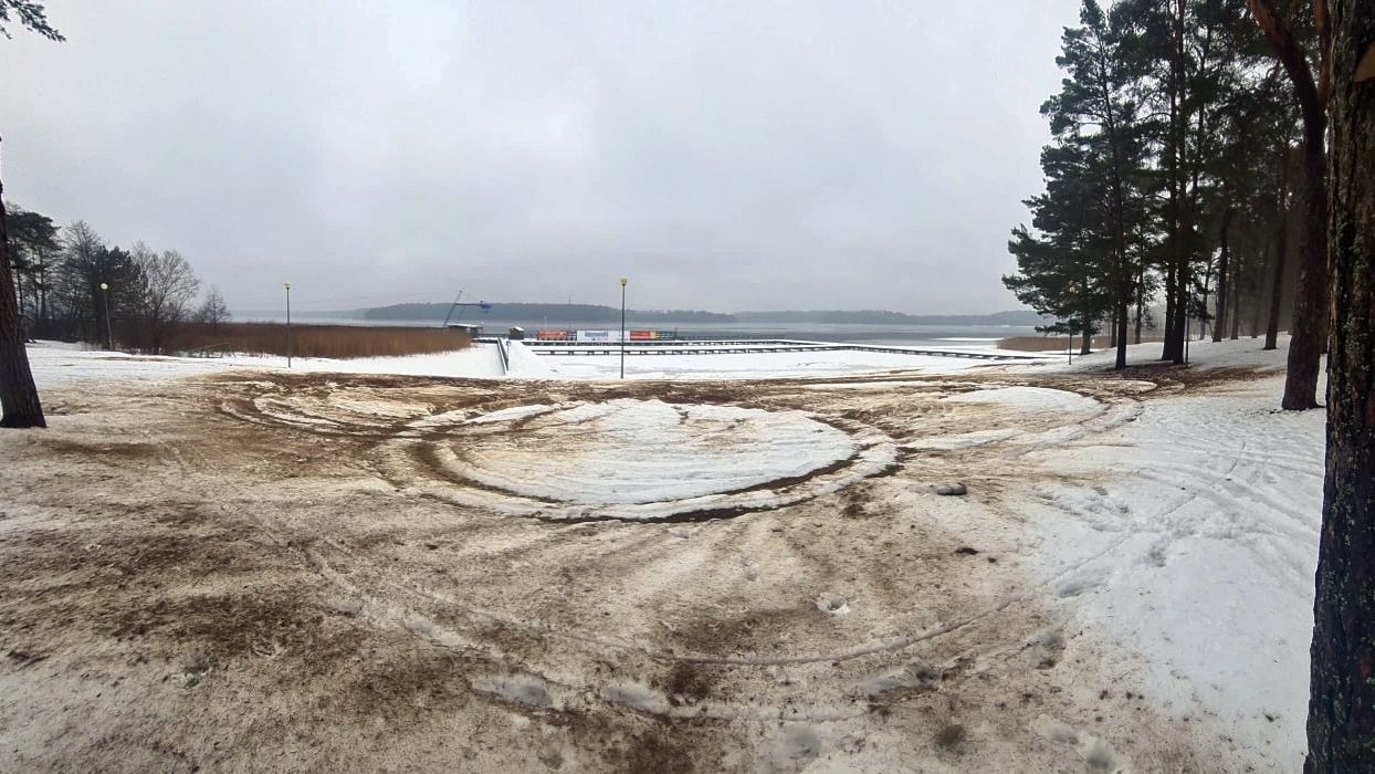 Zimą w Augustowie nagminnie niszczone są plaże oraz nabrzeżne parkingi