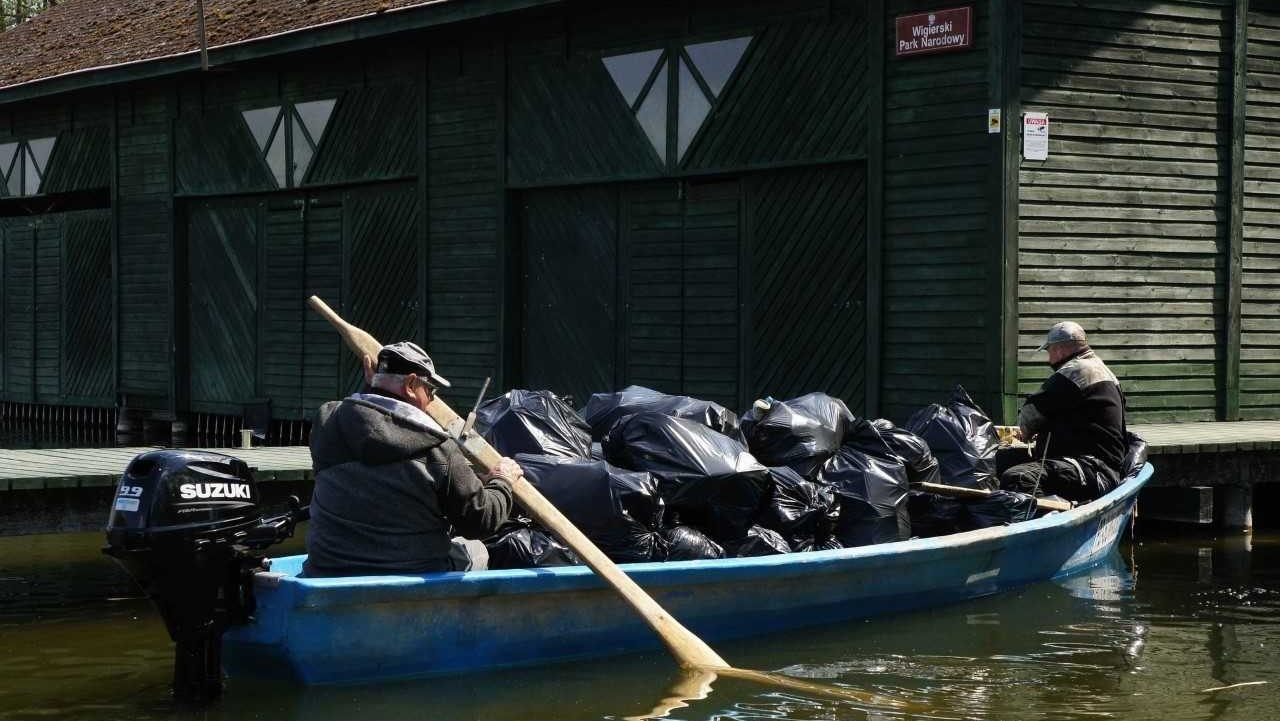 W ciągu zaledwie 3 godzin wyłowiono z Czarnej Hańczy ponad 8 tys. litrów śmieci