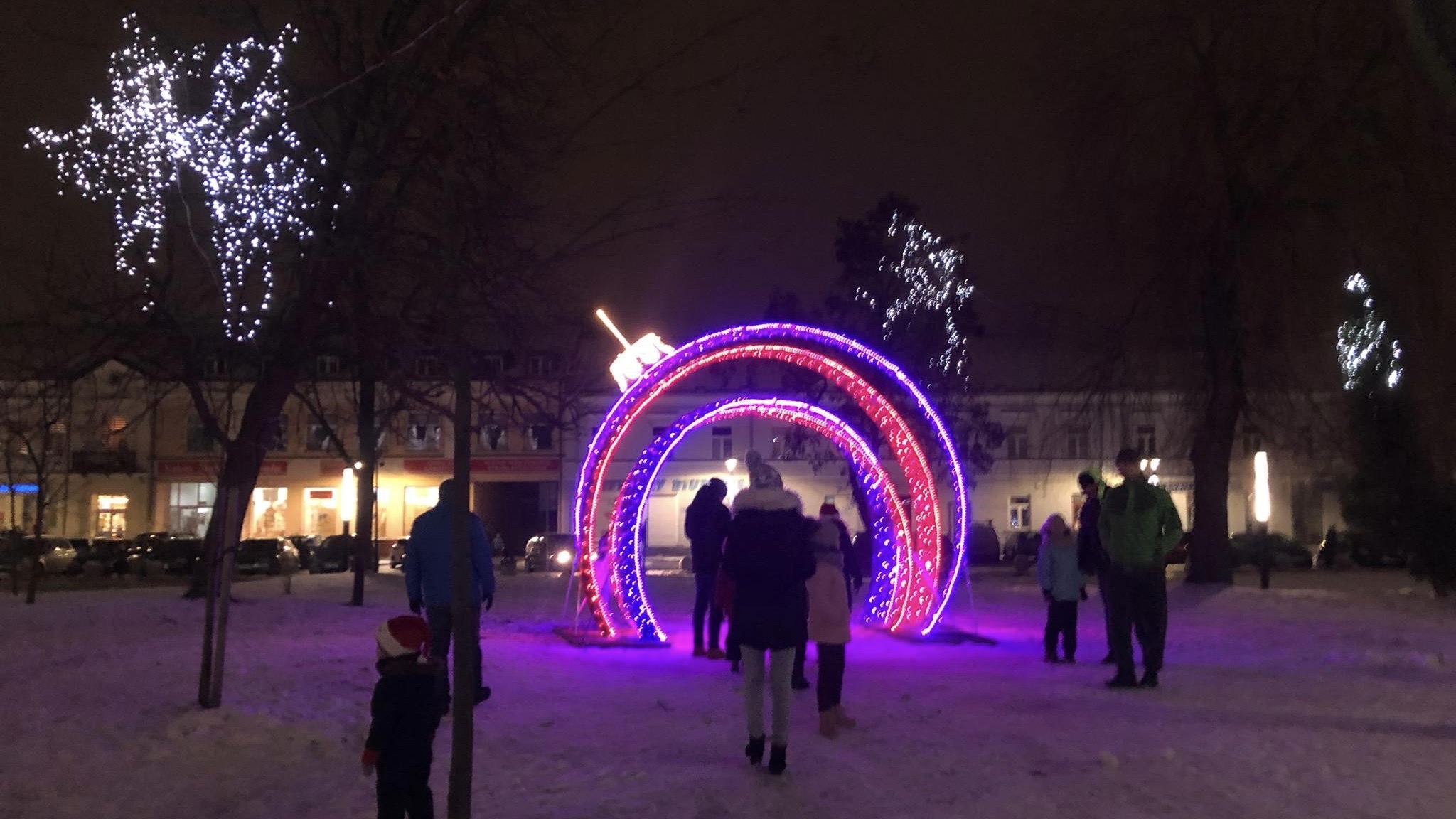 Na suwalskich ulicach zapłonęły świąteczne dekoracje. Czy miasto na to stać?