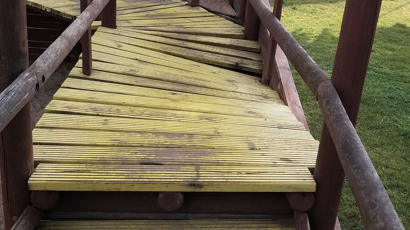 Rodzice skarżą się na zaniedbany plac zabaw przy ulicy Rybackiej w Augustowie