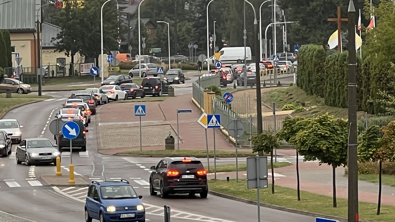 Kierowcy narzekają na korki w godzinach szczytu na ulicy Jana Pawła II w Suwałkach