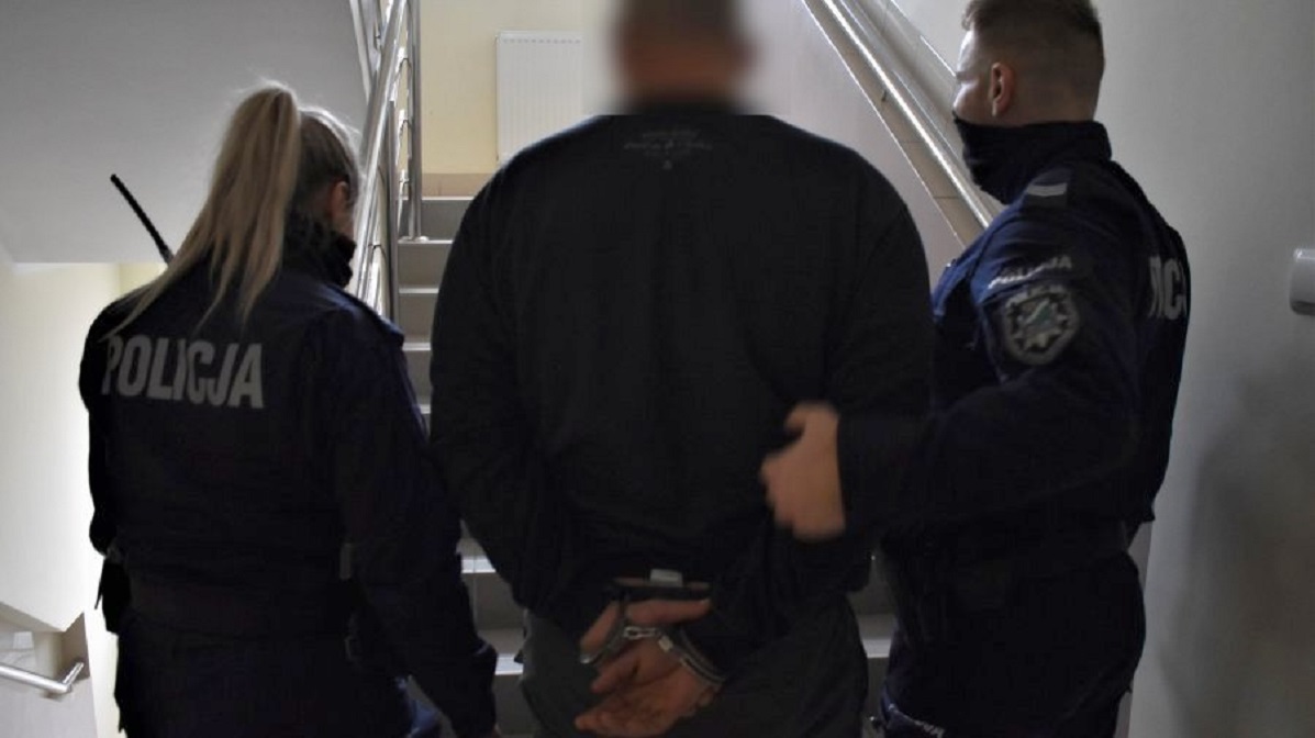 Zniszczyli samochód, ukradli tablice rejestracyjne, a później odjechali ze stacji paliw bez płacenia