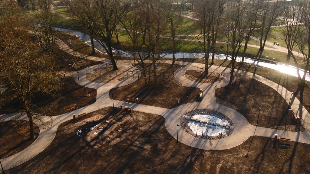 Coraz bliżej końca budowy parku sensorycznego na suwalskich bulwarach