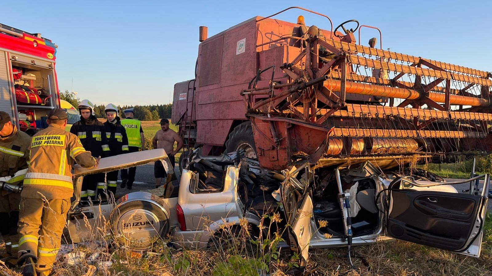 Troje małych dzieci oraz ich matka ucierpieli w zdarzeniu osobówki z kombajnem