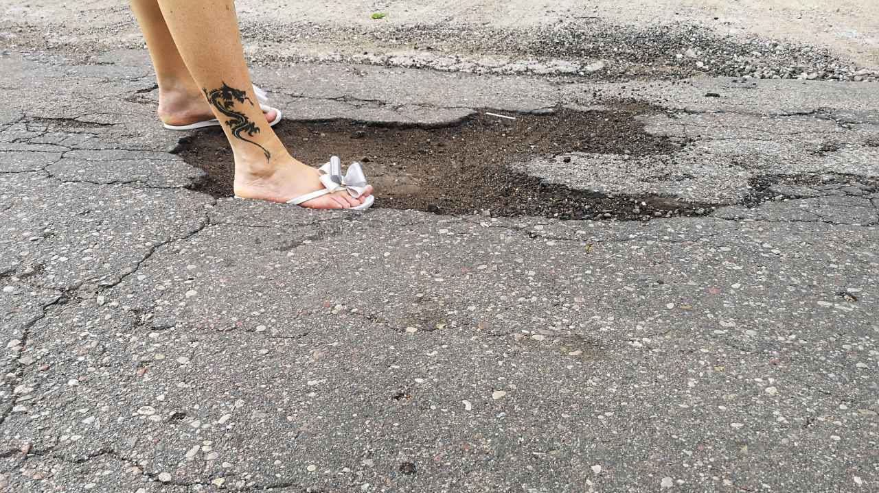 Na fatalny stan drogi skarżą się mieszkańcy Aten w gminie Nowinka