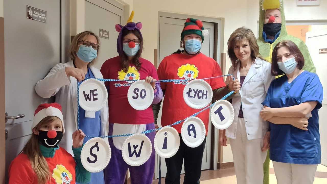 Zbierają książki, puzzle, gry i zabawki, aby przed świętami przekazać je najmłodszym pacjentom szpitali