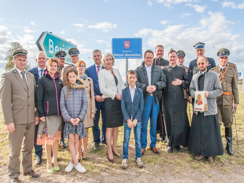 Z okazji 98 rocznicy Bitwy Niemeńskiej na cmentarzu w Berżnikach odsłonięto i poświęcono obelisk ku czci 10 Pułku Ułanów Litewskich