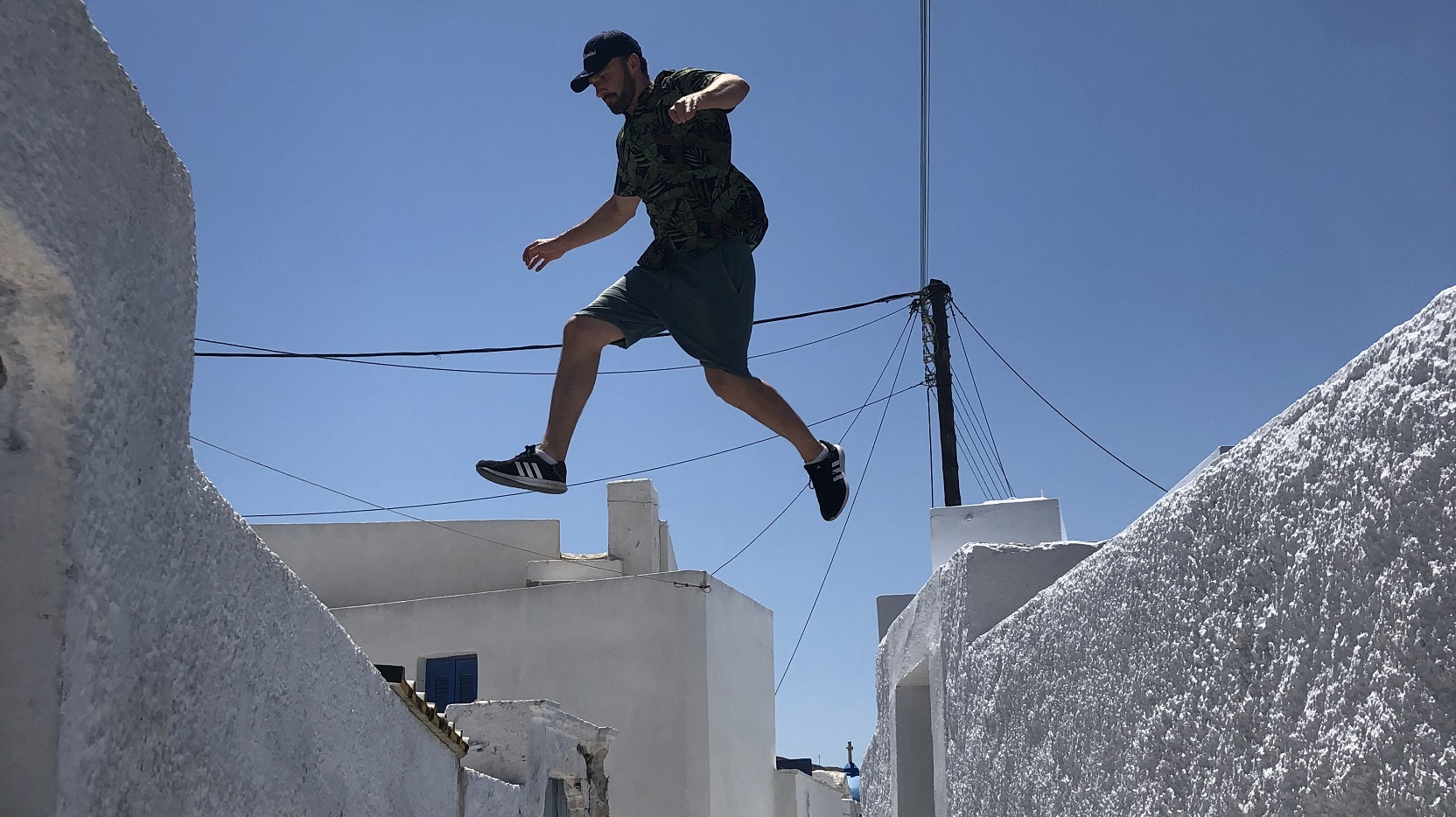 Opowieści różnej treści - Murki, barierki i ściany nie są dla niego przeszkodą