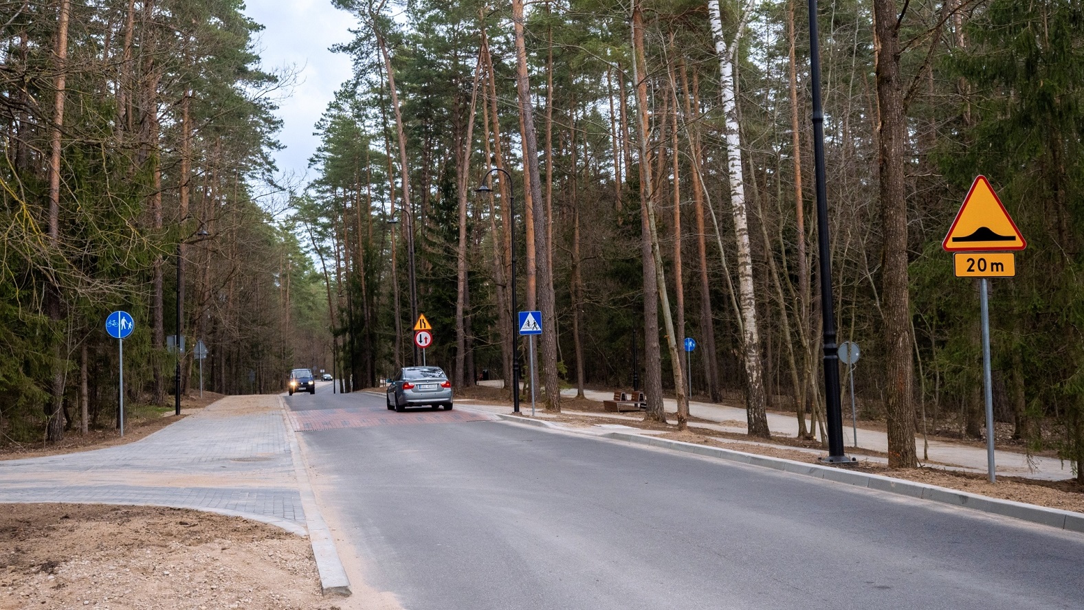 Po kilkumiesięcznej przerwie wykonawca ulicy Hotelowej w Augustowie wreszcie sfinalizuje tę inwestycję