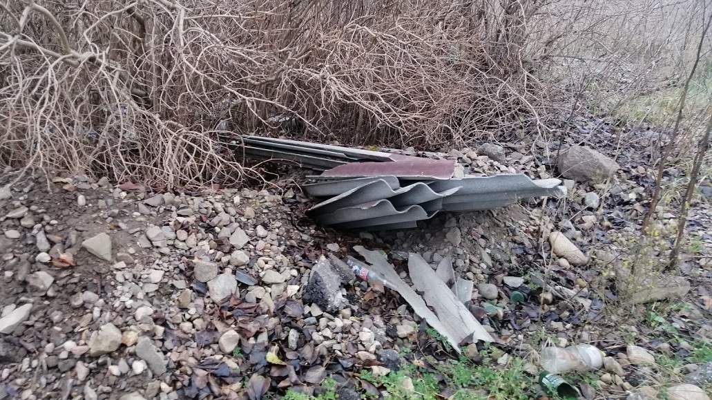 Niebezpieczny dla zdrowia eternit znaleziono w krzakach na jednym z suwalskich osiedli