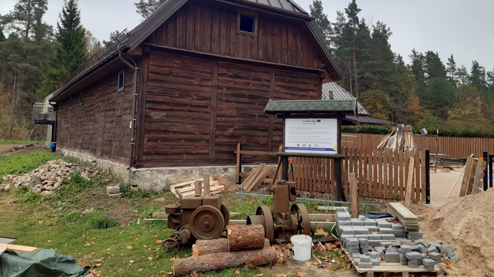 Wigierski Park Narodowy. Trwa rekonstrukcja zabytkowej leśniczówki oraz renowacja dawnych przedmiotów