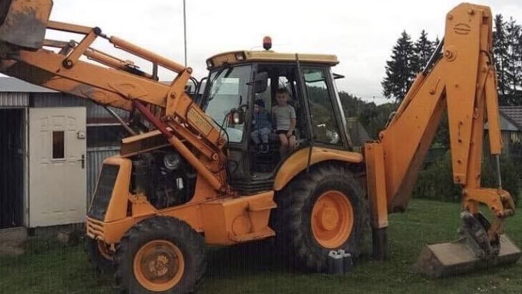 Policja poszukuje złodzieja, który ukradł w Suwałkach koparko-ładowarkę