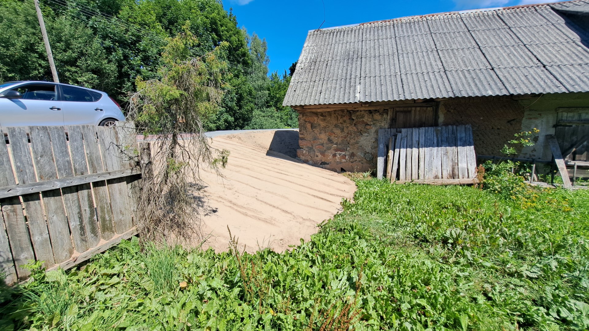 Mieszkańcy jednej z posesji w Nowej Wsi pod Suwałkami, mają duży problem
