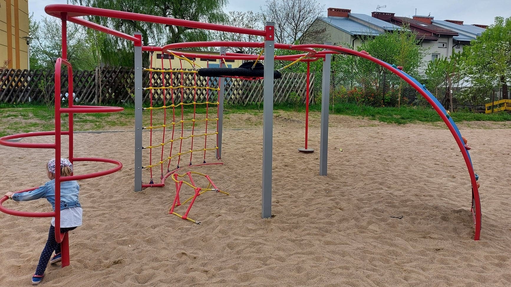 Od ponad tygodnia część urządzeń na placu zabaw Activity Park w Augustowie jest uszkodzona