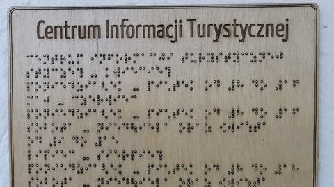 Zarzut dla podejrzanej o kradzież tablic dla niewidomych