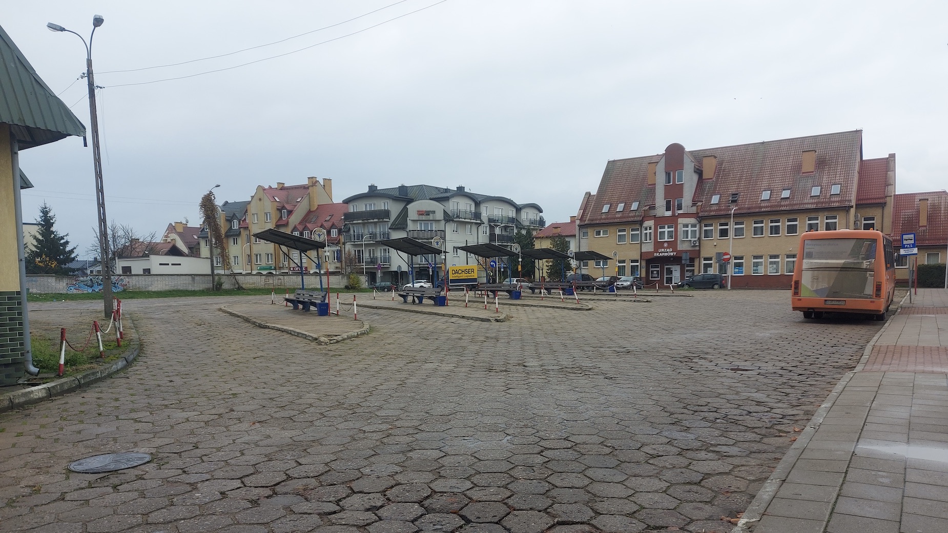 Na dworcu PKS w Augustowie pasażerów witają egipskie ciemności