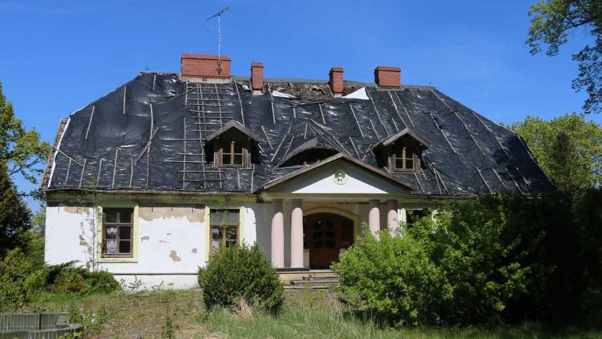 Dwór w Cisowie niszczeje. Stowarzyszenie chce zatrzymać dewastację