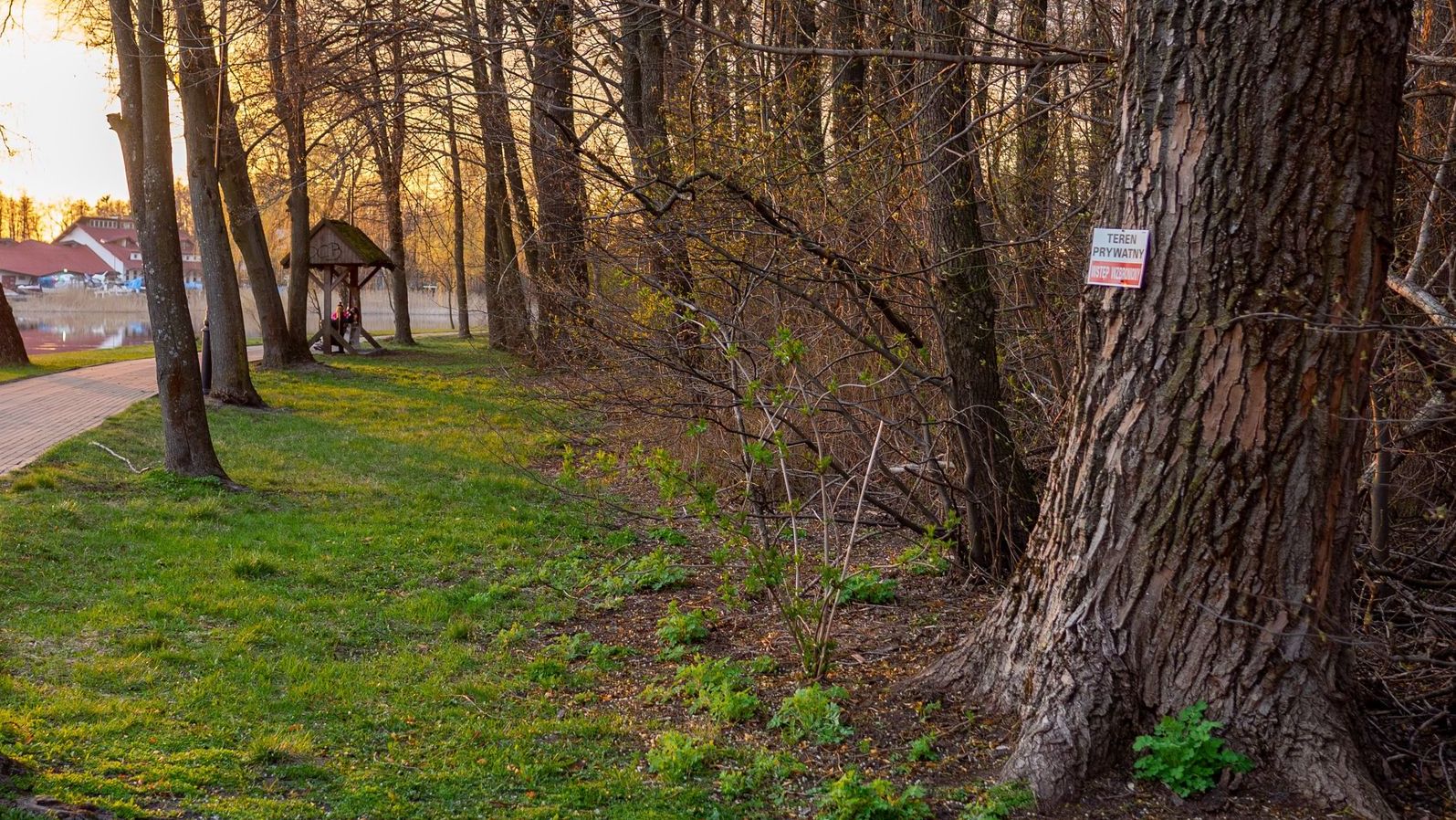 Augustowska policja wyjaśni, kto na miejskiej działce nad rzeką Nettą powiesił tabliczki z napisem „teren prywatny”