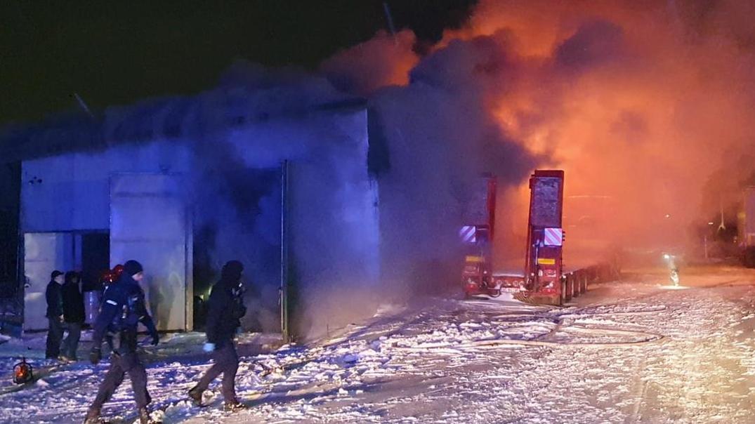 Przez ponad 3 godziny suwalscy strażacy walczyli z pożarem budynku na ulicy Sportowej