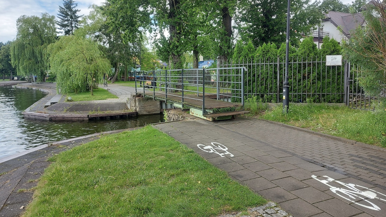 Przedłuża się budowa nowych kładek wzdłuż Netty w Augustowie