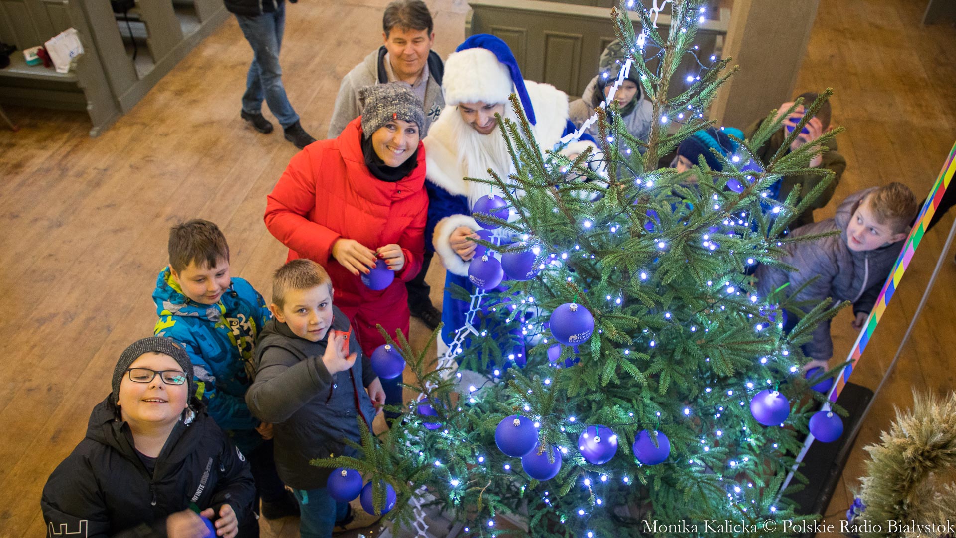 Choinka na niebiesko w Ciechanowcu [zdjęcia, wideo]