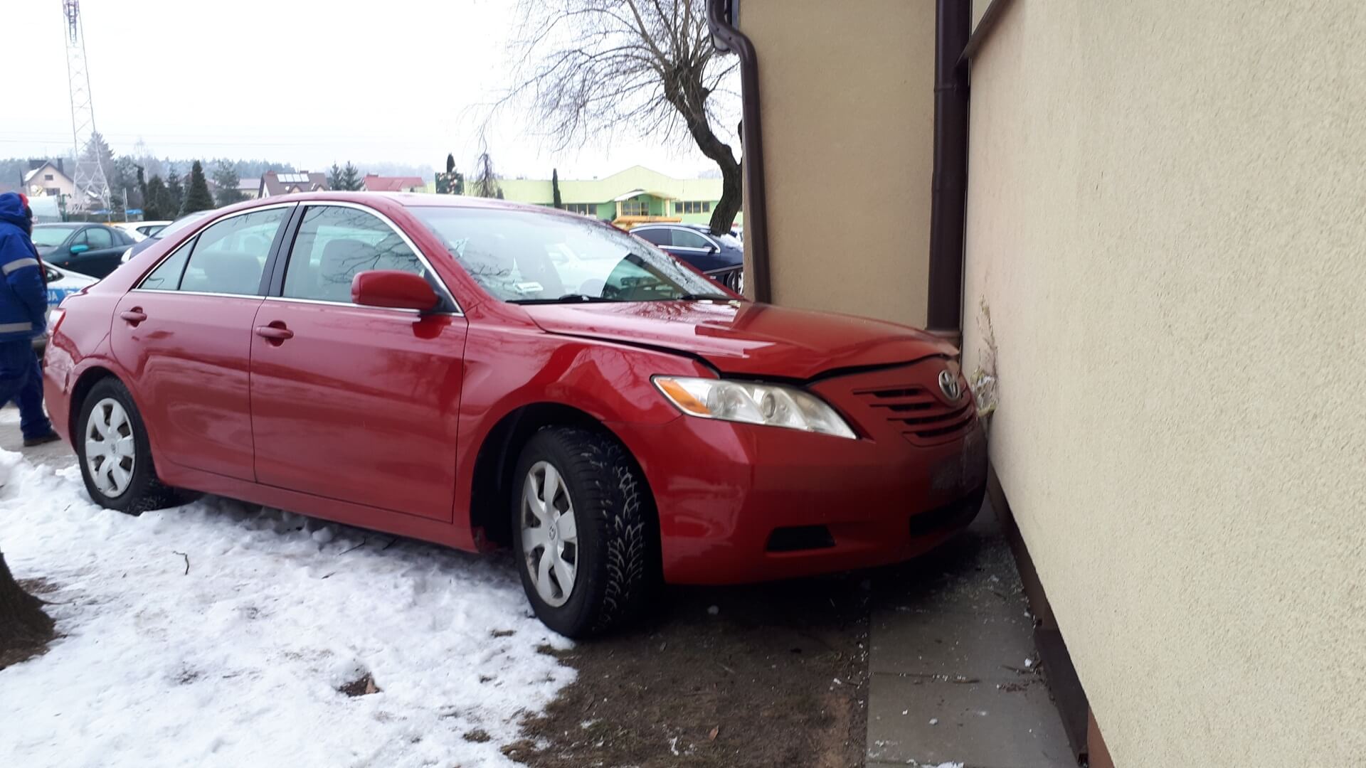 41-latka staranowała auto na parkingu i potrąciła pieszą – odpowie za to przed sądem