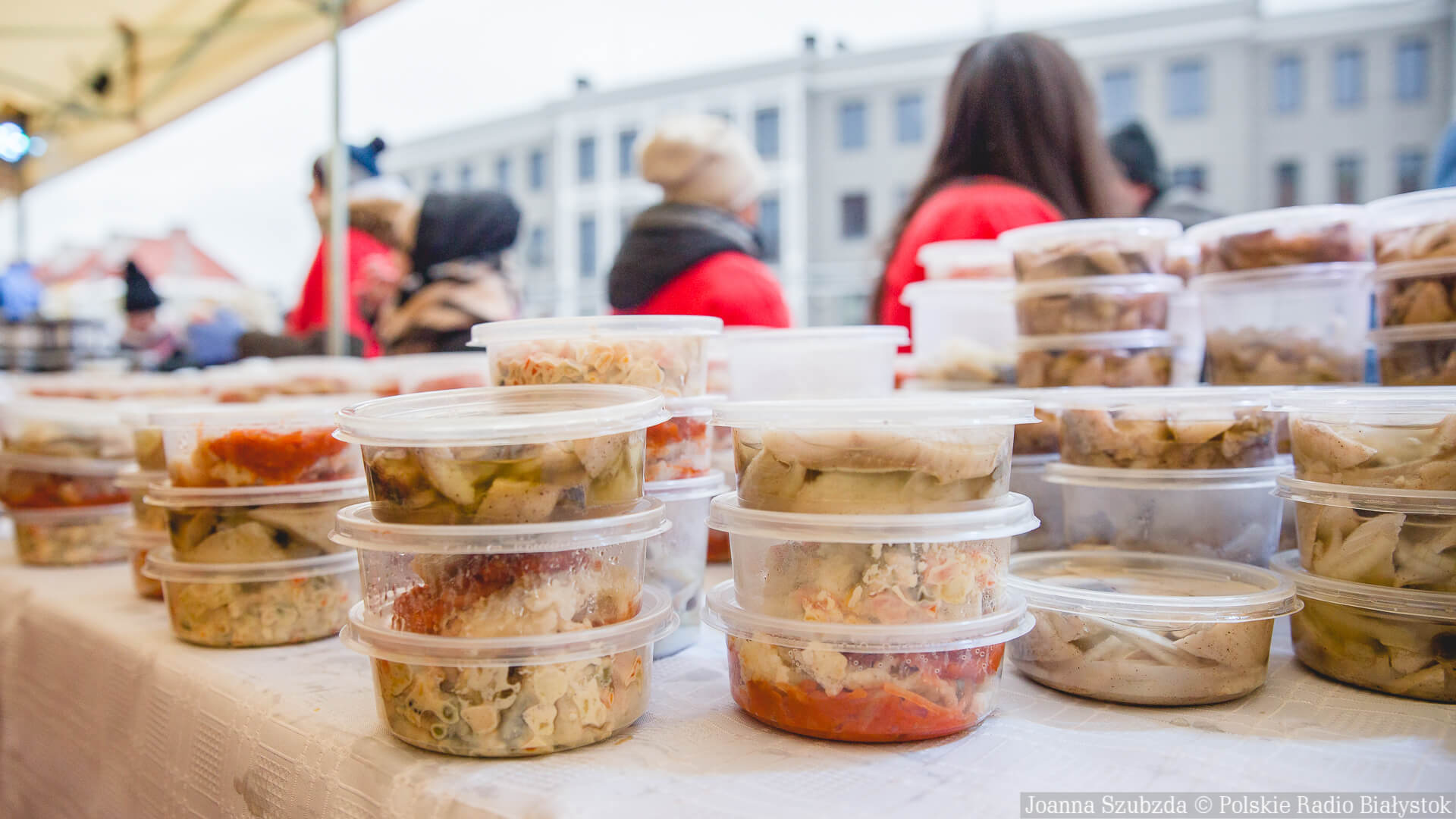 Zamiast wyrzucać, można podzielić się świątecznym jedzeniem z potrzebującymi