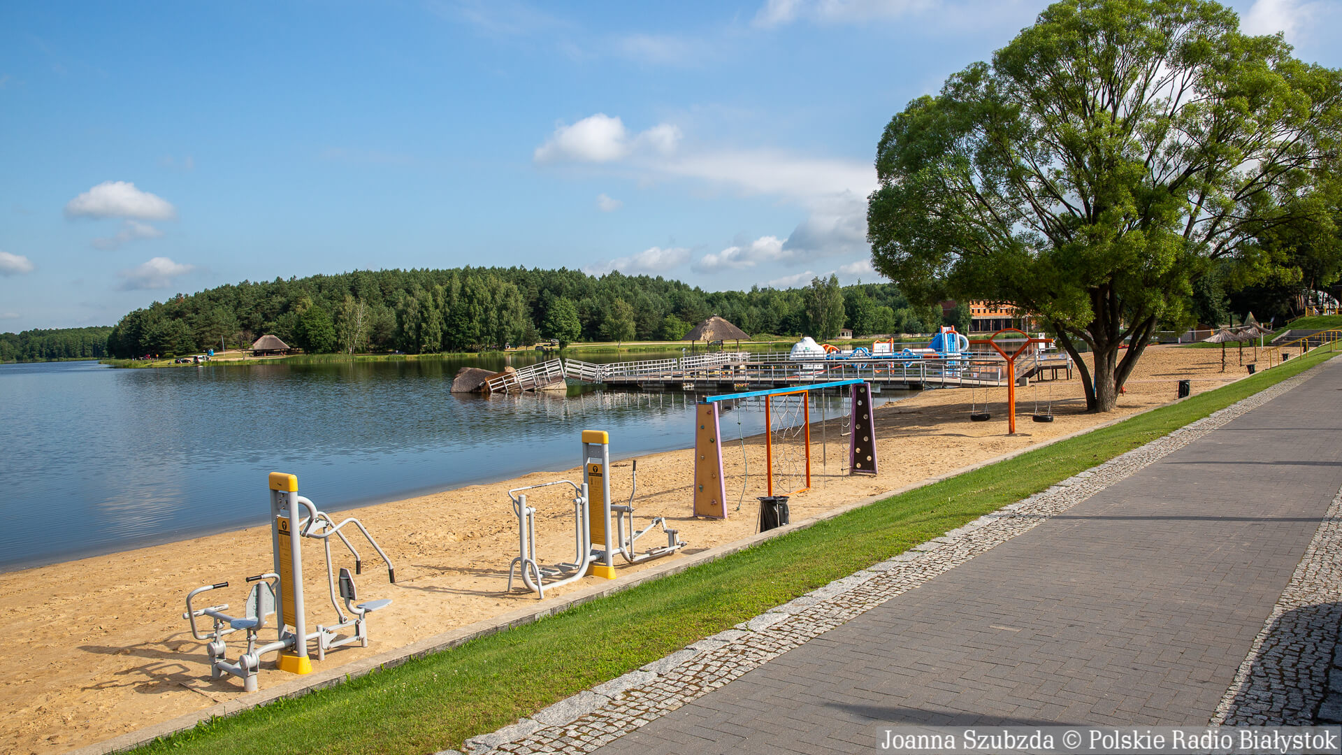 Trzeba było czekać ponad rok - zawalona wiata zniknie z siemiatyckiego molo