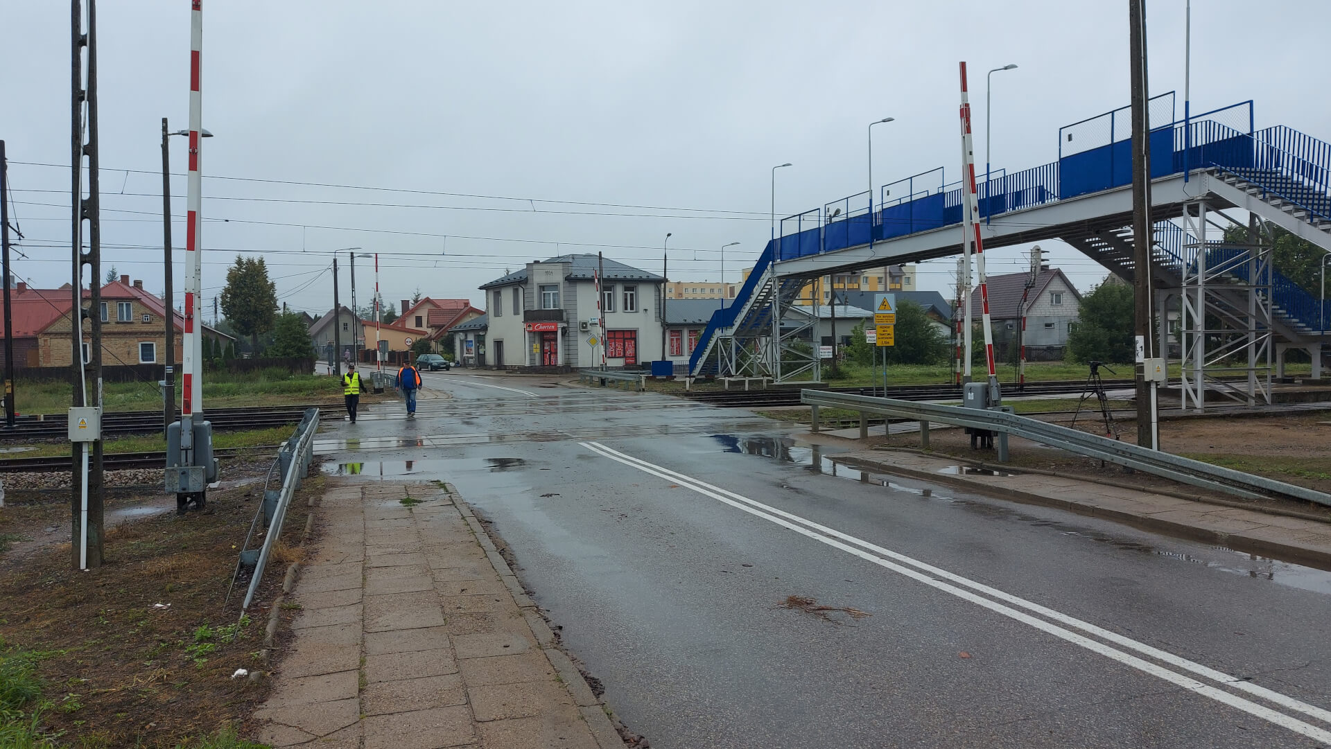Kolejarze przypominają o zasadach bezpieczeństwa na torach