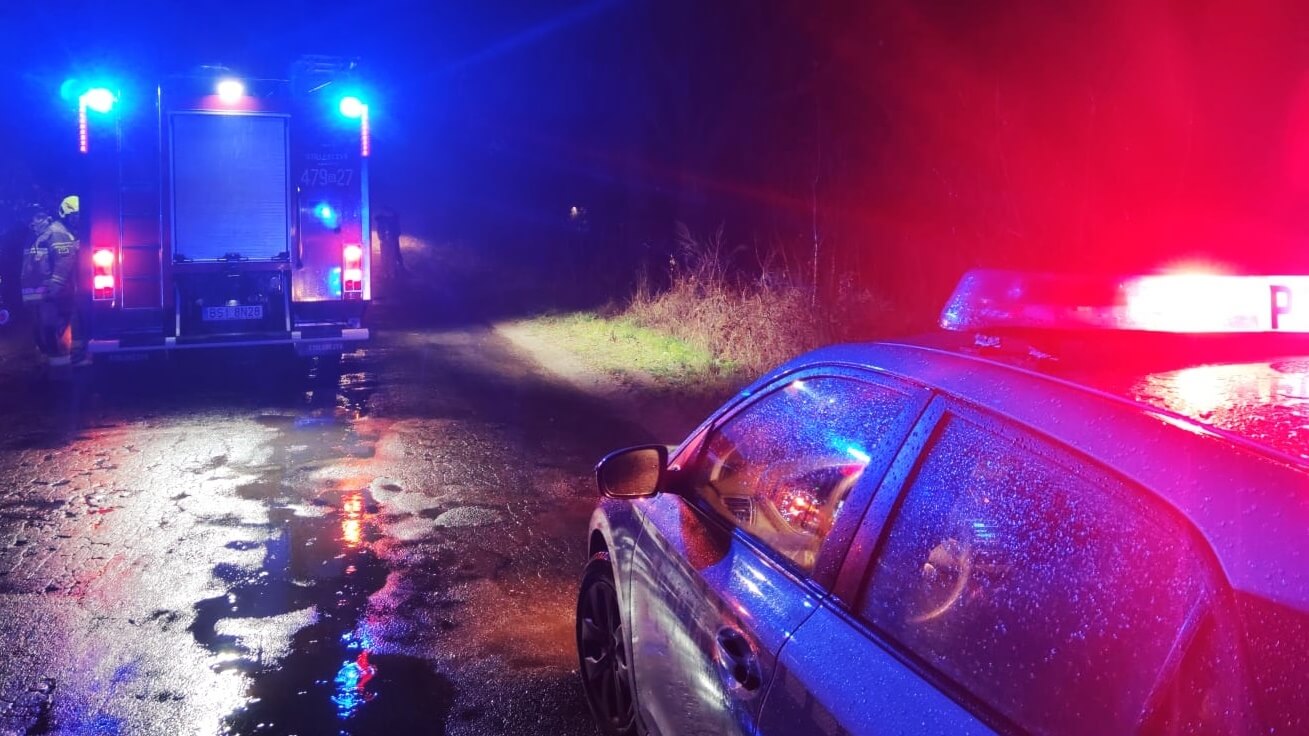 19-latek zginął w wypadku - jego samochód dachował i uderzył w drzewo