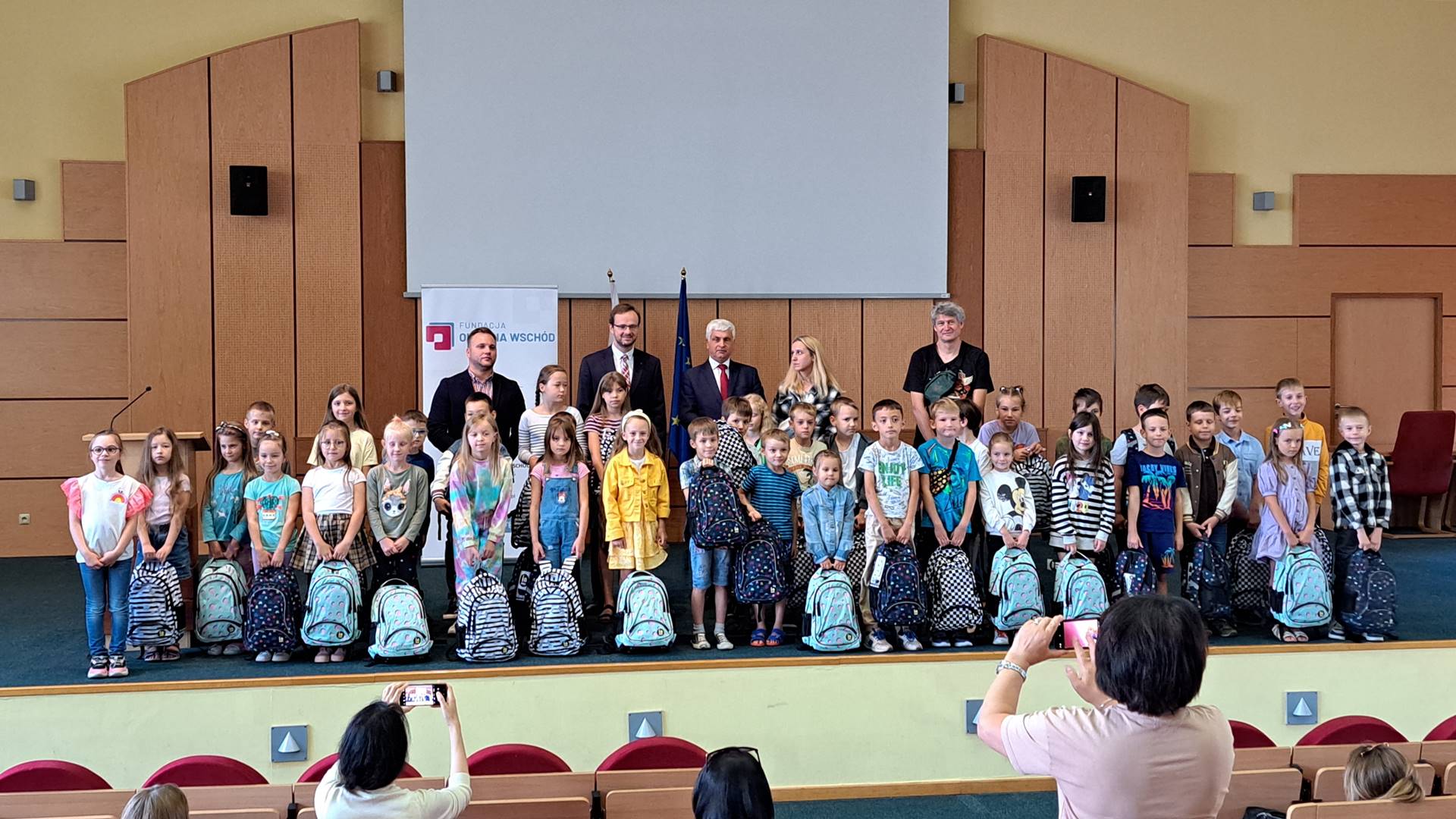 Białystok - dzieci z Białorusi i Ukrainy otrzymały wyprawki szkolne od Fundacji "Okno na Wschód"