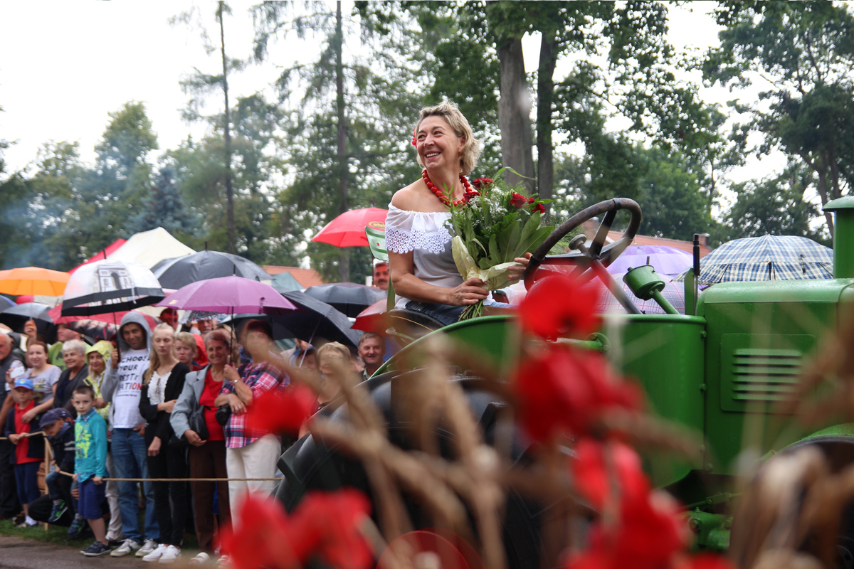 Pokaz tradycyjnego wypieku chleba i dawne zwyczaje żniwne - Podlaskie Święto Chleba w Ciechanowcu [zdjęcia]