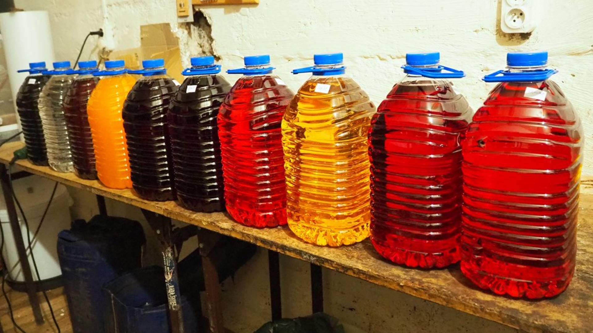 Blisko 3000 litrów nielegalnego alkoholu zabezpieczyli funkcjonariusze Podlaskiej KAS