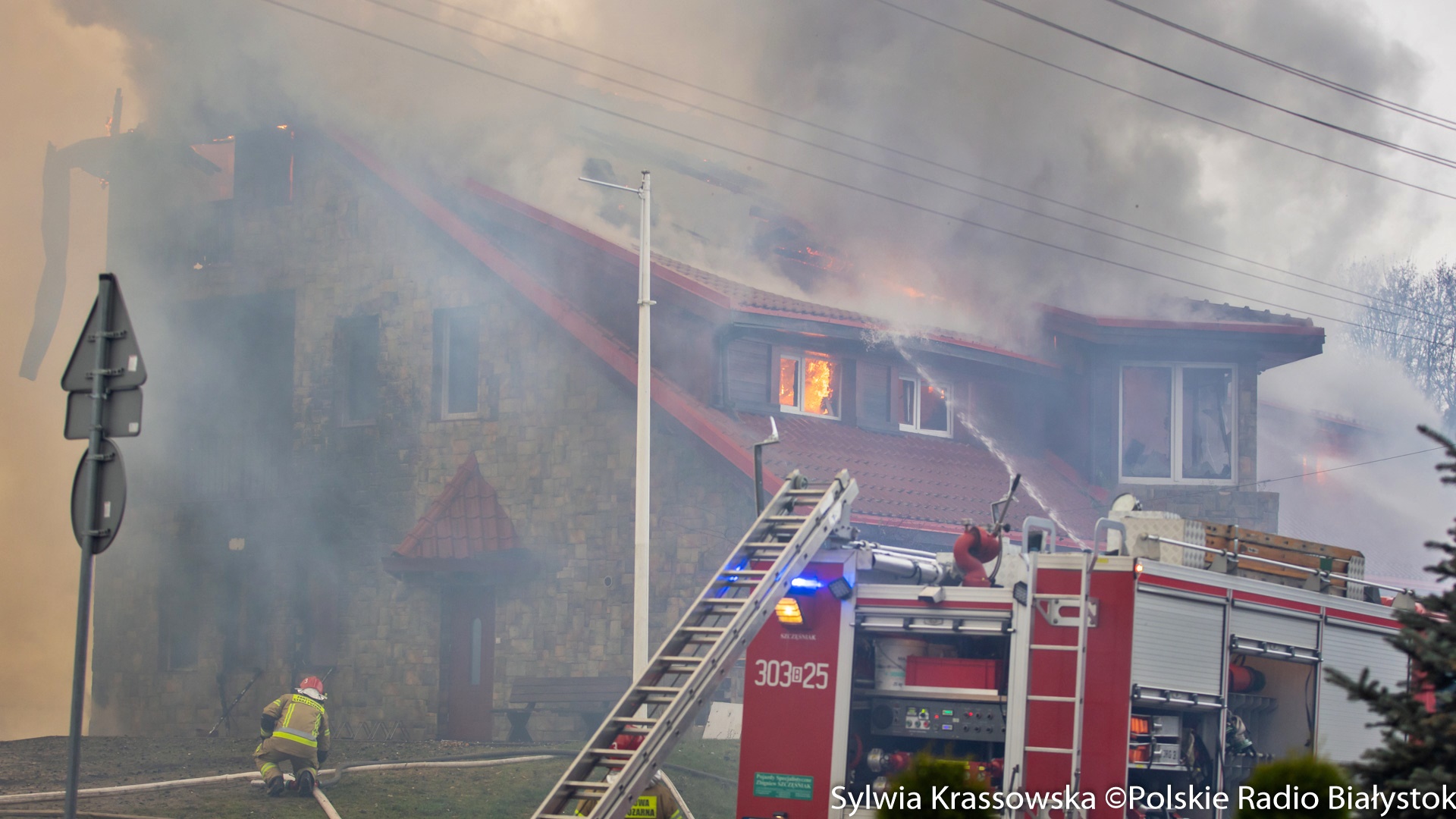 Trwa wyjaśnianie przyczyn pożaru hali sportowej przy ul. Jagiełły w Białymstoku