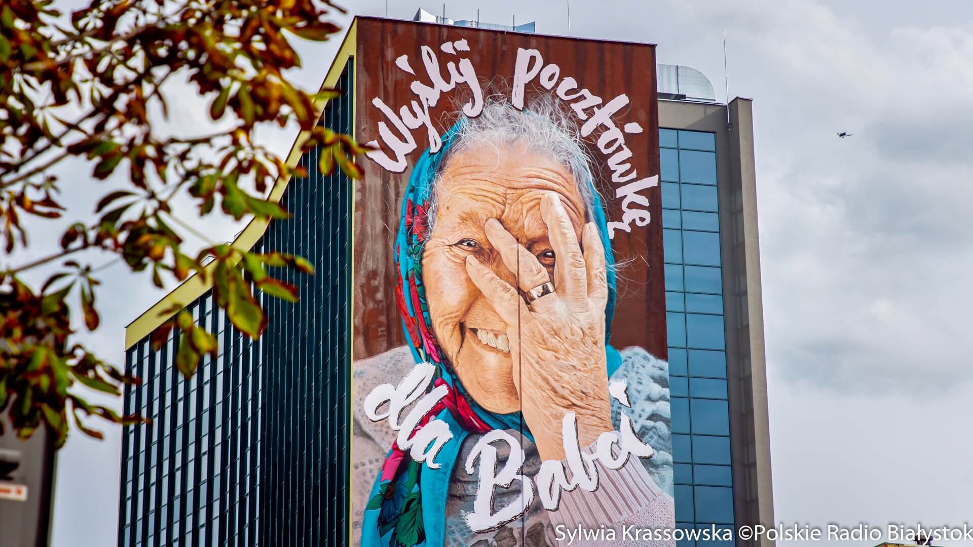 Mural "Wyślij pocztówkę dla babci" powrócił na ścianę wieżowca przy ul. Skłodowskiej-Curie w Białymstoku [zdjęcia]