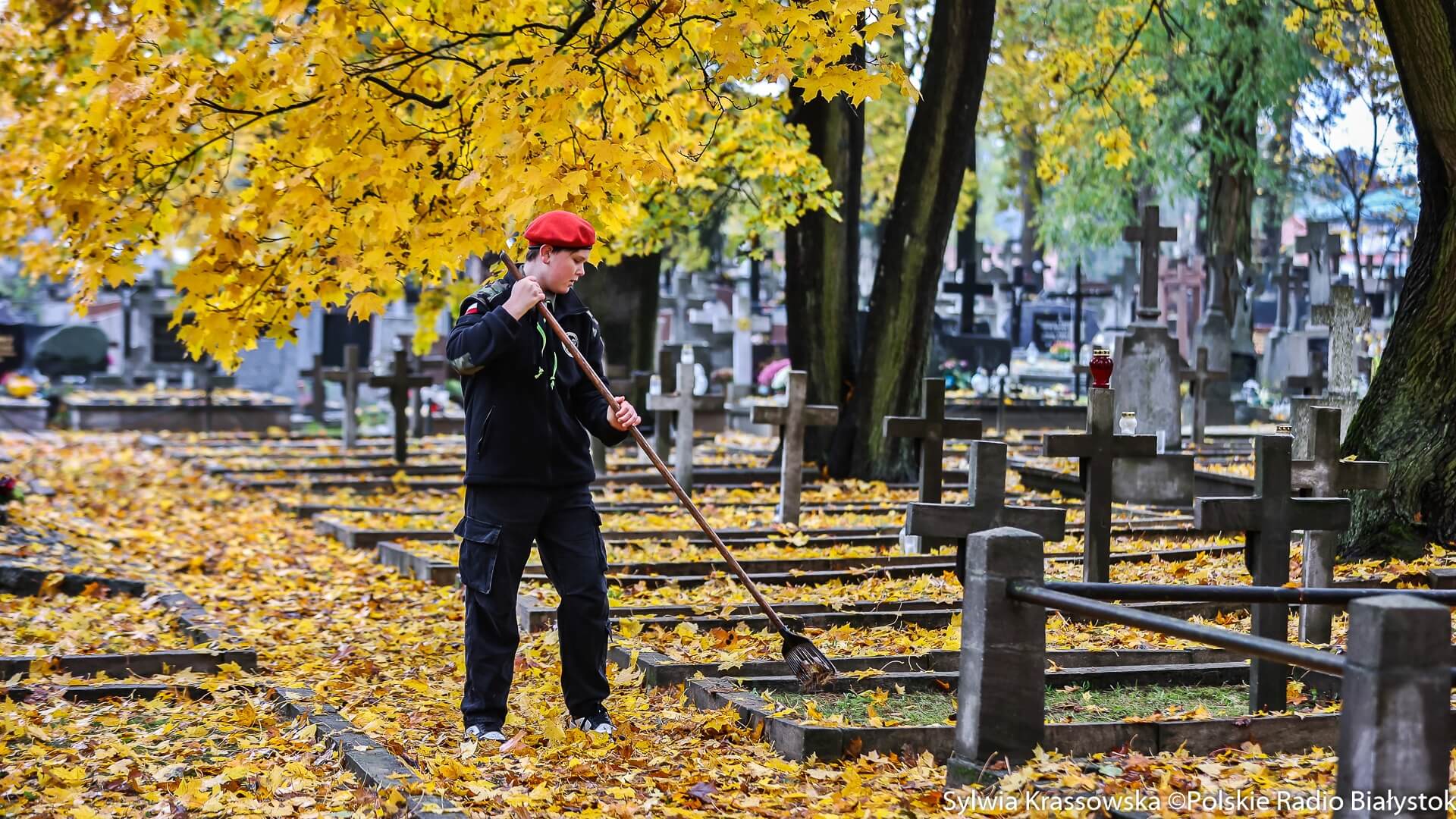 W Białymstoku harcerze sprzątali groby i wspominali osoby zasłużone dla ZHP [zdjęcia]