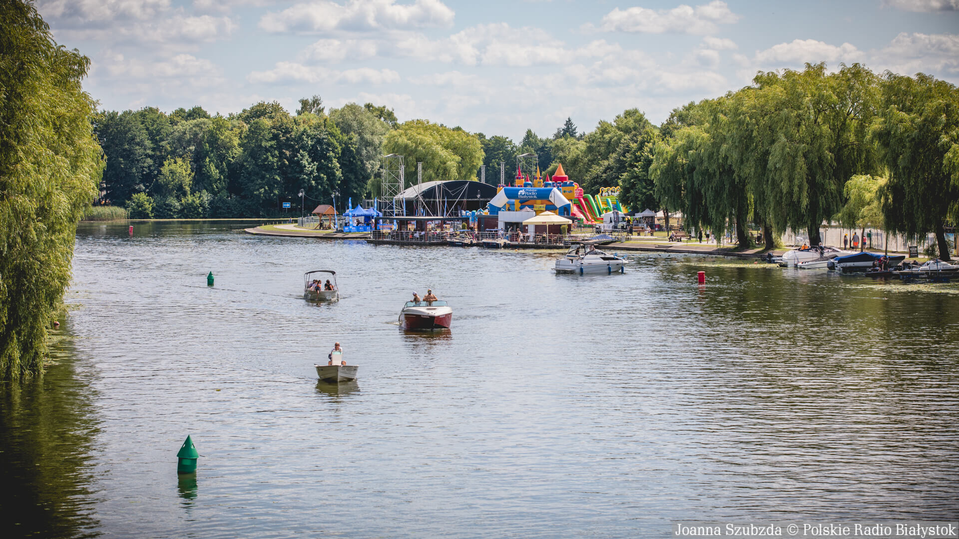 Weekend z Polskim Radiem Białystok w Augustowie – przygotowania do 26. Mistrzostw Polski w Pływaniu na Byle Czym [zdjęcia, wideo]