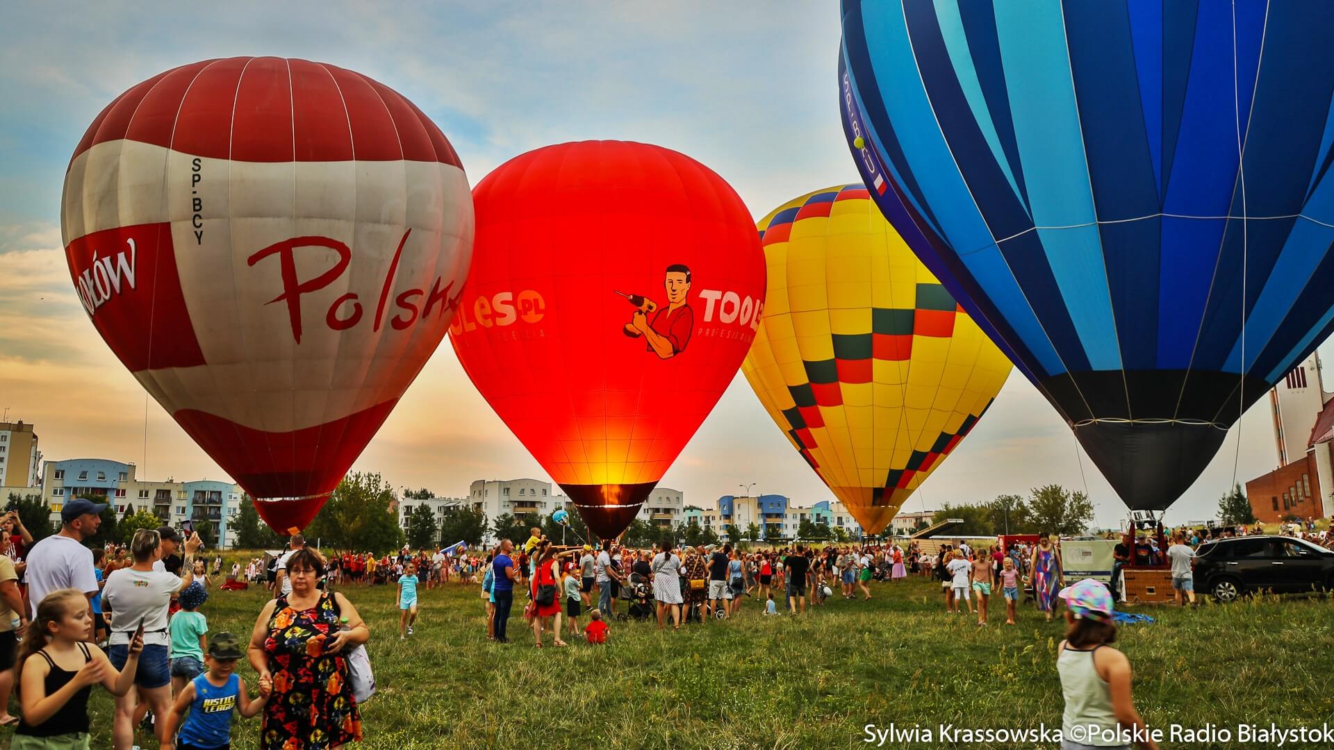 Tłumy białostoczan przyszły podziwiać lot inaugurujący V Fiestę Balonową "Dolina Narwi" [zdjęcia]
