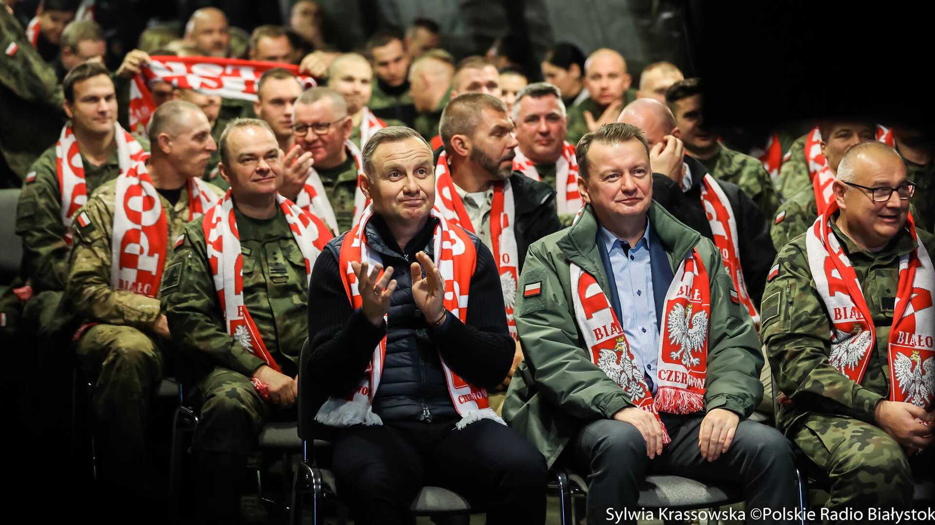 Prezydent Andrzej Duda i minister Mariusz Błaszczak oglądali z wojskiem mecz Polaków na Mundialu [zdjęcia, wideo]