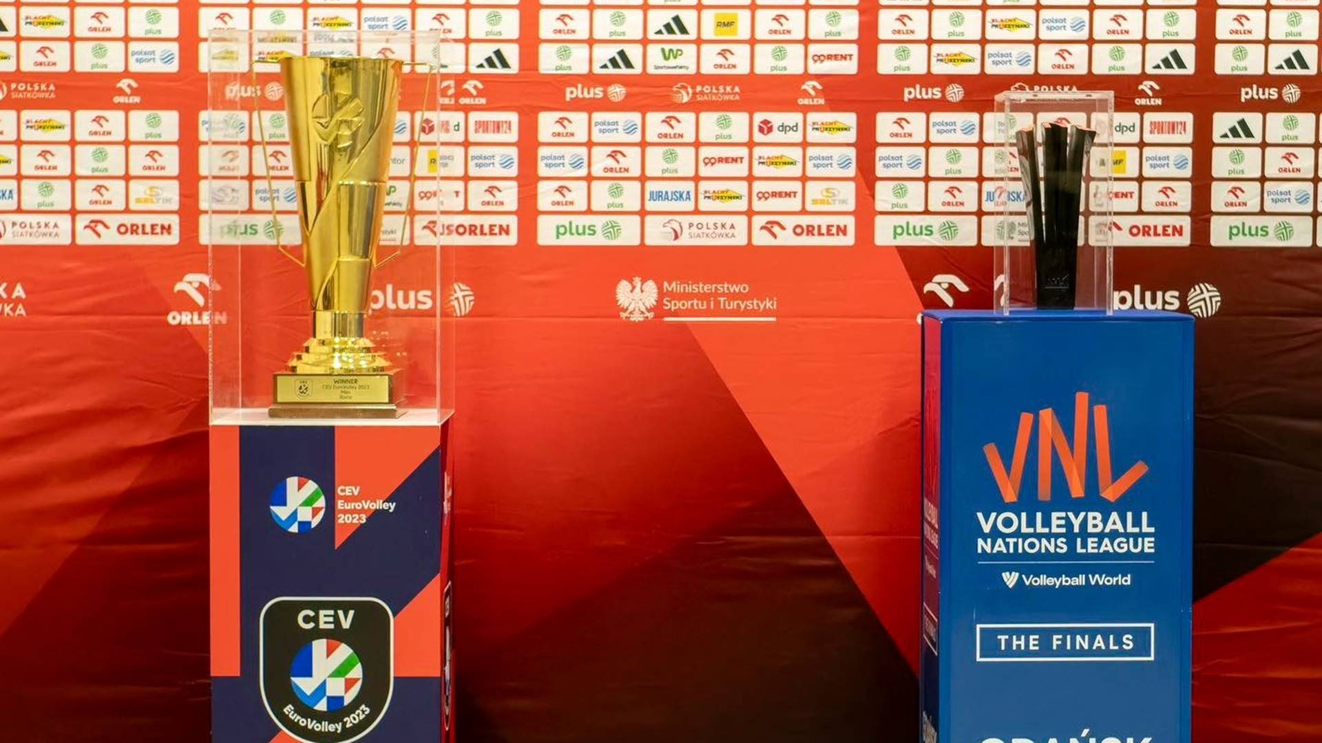 W Białymstoku będzie można zobaczyć puchary reprezentacji siatkarzy i wspomóc fundację Naszpikowani