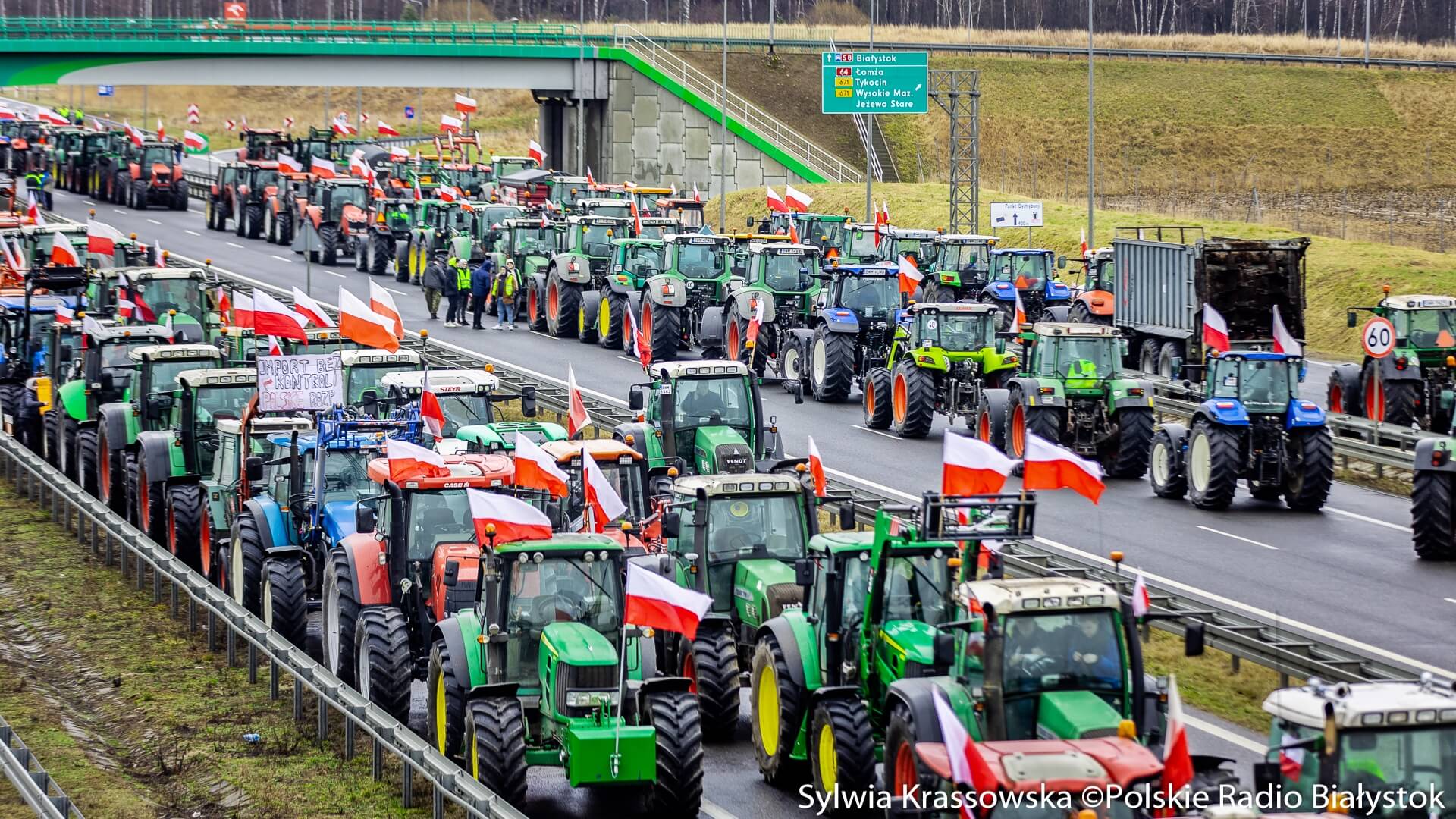 Kierowcy mogą już przejechać drogą ekspresową S8 w Jeżewie i DK19 w Boćkach. Rolnicy zakończyli protest [zdjęcia, wideo]