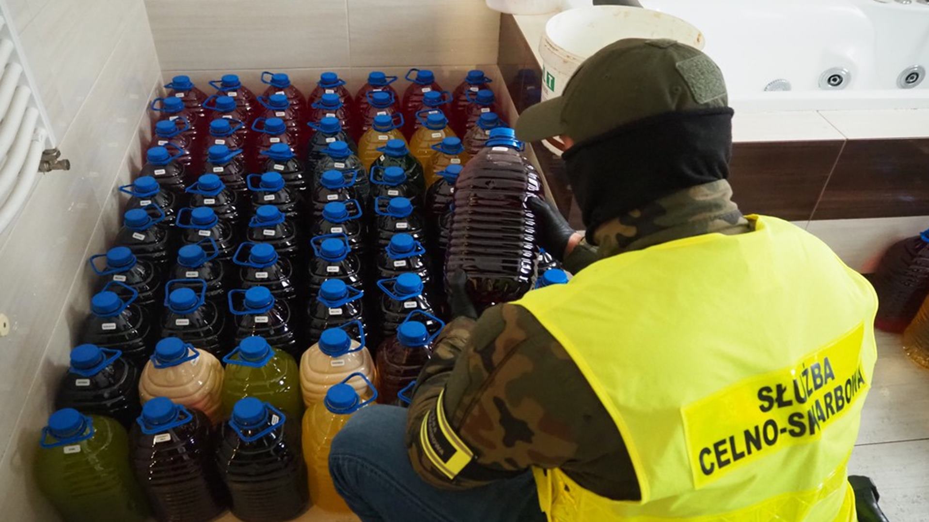 W okolicach Białegostoku funkcjonariusze KAS zlikwidowali bimbrownię