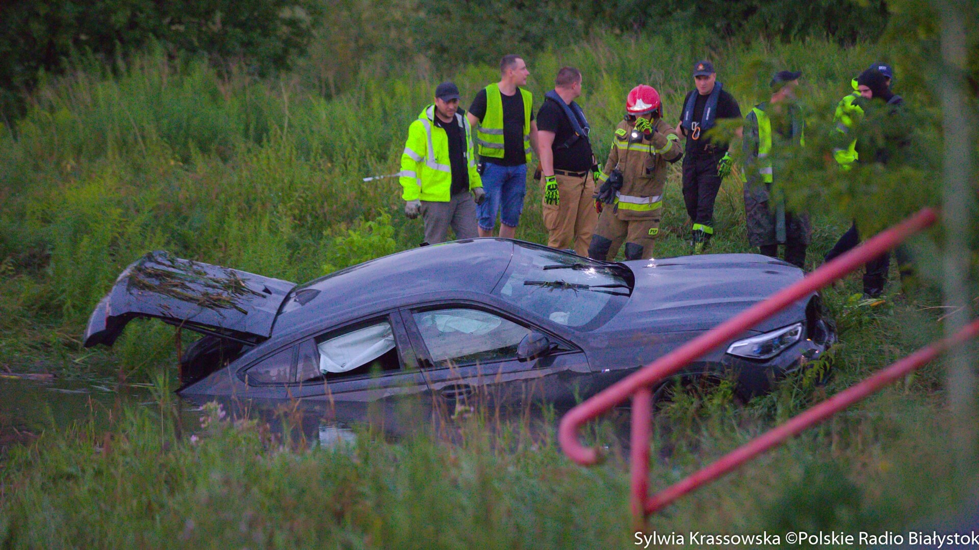 Samochód w rzece Białej, kierowcy udało się wydostać [zdjęcia, wideo]