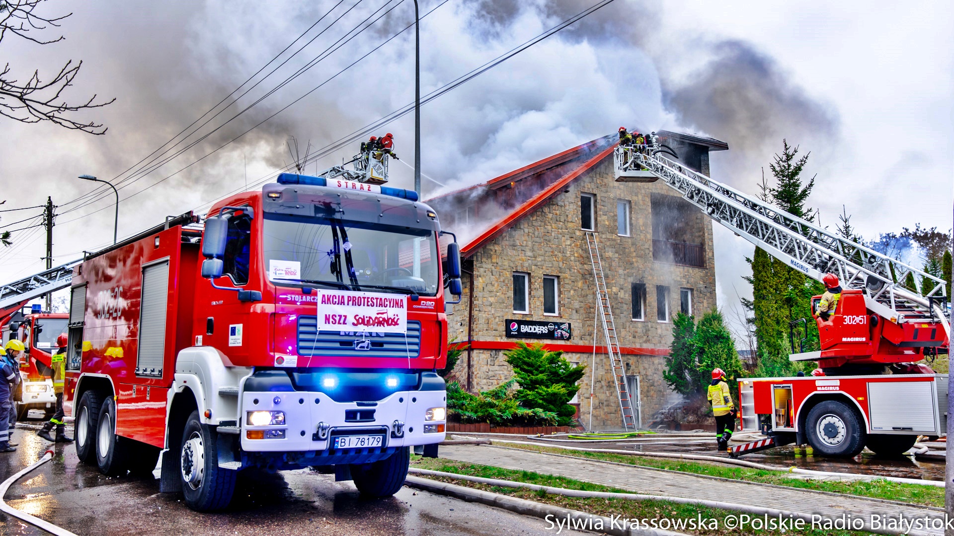 Całkowicie spłonął budynek hali sportowej przy ul. Jagiełły w Białymstoku [zdjęcia, wideo]