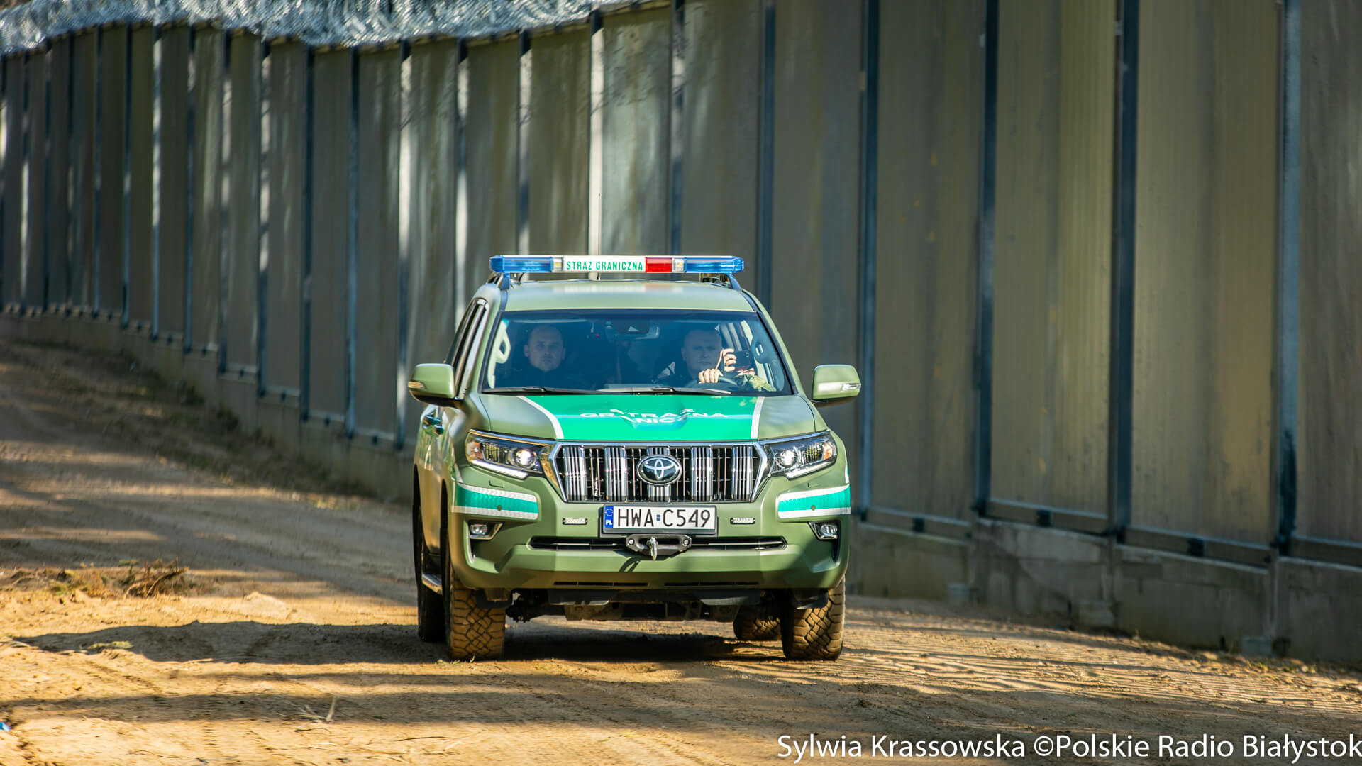 Nielegalni migranci ponownie zaatakowali polskie służby na granicy z Białorusią [wideo]